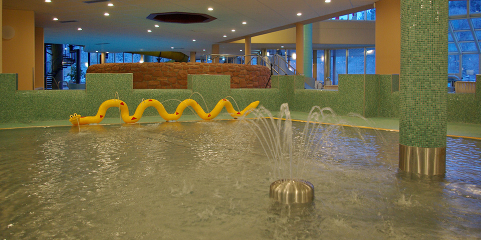 Wasserrutsche und Badegäste