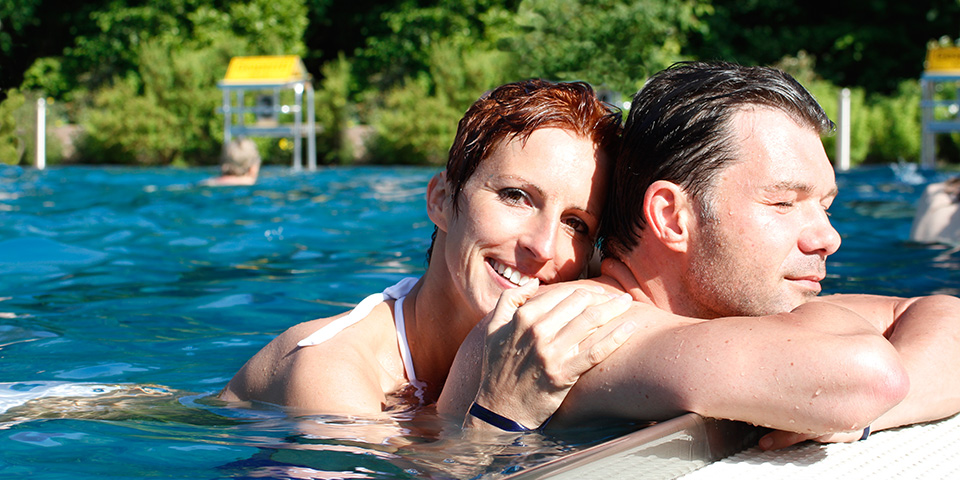 Modernes Badebecken mit Wasserspielen