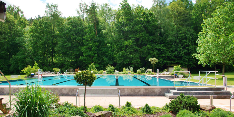 Badebecken und Liegewiese im Badeparadies